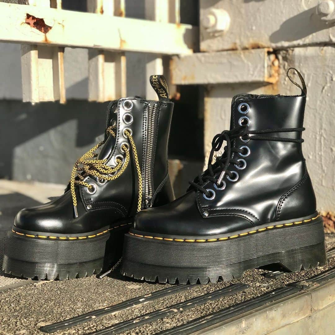 のインスタグラム：「【この冬オススメ機能性アイテムのご紹介です。】 新作アイテムのご紹介です。 創業から60年を経て、ドクターマーチンの製品の中で最も分厚いソールが誕生しました！ 約6㎝のソールは安定感と耐久性に優れ、アッパーは柔らかく光沢感のあるブッテロレザーを使用。 サイドジップ付きで容易な着脱も叶えます。 シューレースは目を惹くジラフレースと、メタルチップが付いたブラックを付属。 ブランドのDNAが盛り込まれ、これまでにない存在感抜群のブーツとなっております。  JADON MAX　￥34,000+TAX サイズ：UK3～9（22～28㎝） #drmartens #ドクターマーチン  自店ツイッター　https://twitter.com/dmj_chibaperie  公式HP　https://jp.drmartens.com/」