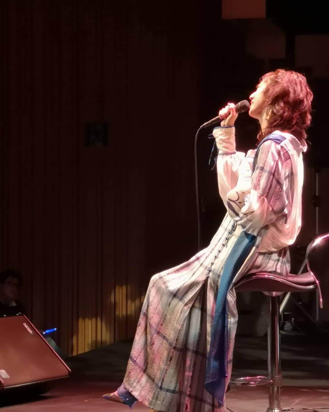 Ms.OOJAさんのインスタグラム写真 - (Ms.OOJAInstagram)「Ms.OOJA ACOUSTIC LIVE TOUR2019 SHINE 仙台、神戸、広島、金沢と、無事4カ所終了しました☺️ ホールツアーとまったく違うアプローチでアルバムSHINEを表現出来て、幸せな時間でした。  アコースティックライブは生き物です。 同じ曲でもステージで音を放つまで歌い出すまで、どんなものになるかわからない。それがまた楽しい。 ピアノの @saku_pf 櫻井パイセン ギターの @iffyguitar イッフィー バイオリン&ビオラ　@yasukomax やっちん の素晴らしいミュージシャンのおかげでどんどんと進化していくライブが毎回楽しくてしょうがなかった。  そして来てくれたみんながくれる手拍子や、拍手や、声援、これもライブにとってとても重要な要素。誰か1人欠けてもまた違うものになってたと思う。  今回全衣装を変えて挑んだのだけど。その都度、素敵なヘアメイクをしてくれた　@hitomi_hit_me 瞳にも感謝✨✨ 皆様ほんとにほんとにありがとうございました😊  今日、金沢公演のライブ映像「Be...」がアップされました。iPhoneで撮った動画だけど、すごく音が綺麗に撮れてるので是非観てみてね！！ 今年のライブは残すところ名古屋、札幌のディナーショー☺️ 最後まで楽しみますよ！  #msooja #shine #acoustic #tour」12月11日 14時57分 - msoojafaith