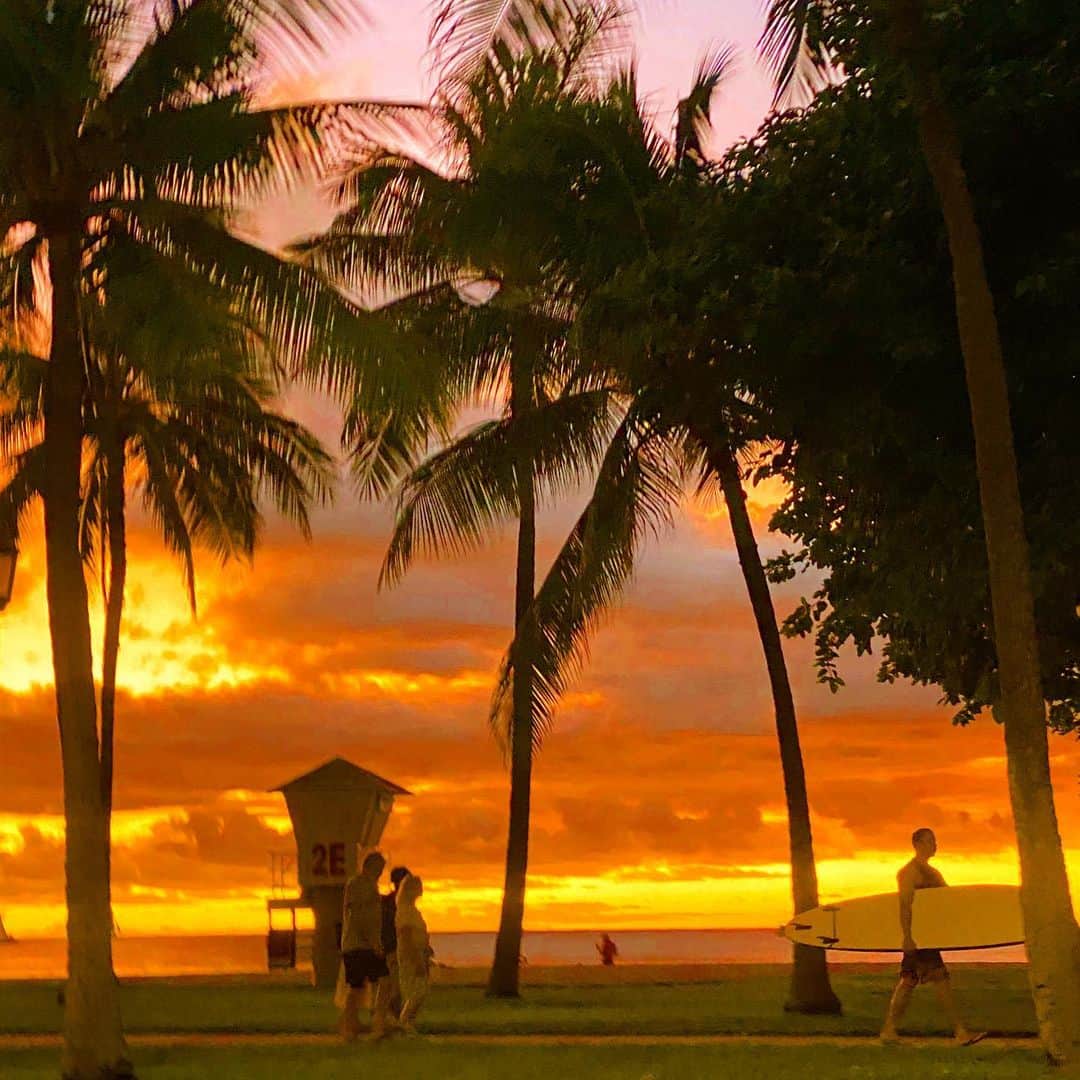 マキ・コニクソンさんのインスタグラム写真 - (マキ・コニクソンInstagram)「今日ハワイでこの夕陽を見た人はめっちゃくちゃラッキーですね！✌🏼本当に本当に本当に例えようのない燃えるようなオレンジ色の空でした！私は17:45-18:30ぐらいまでずっとWaikiki外れのGold Coastからこのオレンジの空を見ていました！どんどんオレンジ色が深くなってきてて途中で帰っちゃうのがもったいなくて… 皆さんに生で見せたかった。でも私のiPhone11 Pro Maxで頑張って撮影したので情熱的な夕焼け空のシェアをさせて下さい！ モヤモヤしてた事とか忘れちゃうよ！これで明日はもっと頑張れそう！💪🏼 #ハワイの夕焼け空のおすそ分け🤙🏼#I日の疲れが吹っ飛んだ！💨#モヤモヤ解消👍🏼」12月11日 15時01分 - makikonikson
