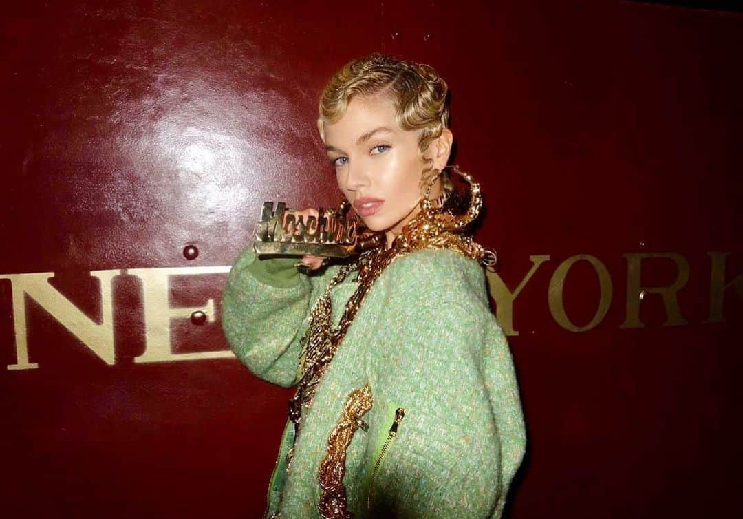 ステラ・マックスウェルさんのインスタグラム写真 - (ステラ・マックスウェルInstagram)「Wild style @moschino by @itsjeremyscott styled by @carlynecerfdedudzeele 💚  makeup @kabukinyc hair @jimmypaulhair 💚 @pg_dmcasting @samuel_ellis」12月11日 6時10分 - stellamaxwell