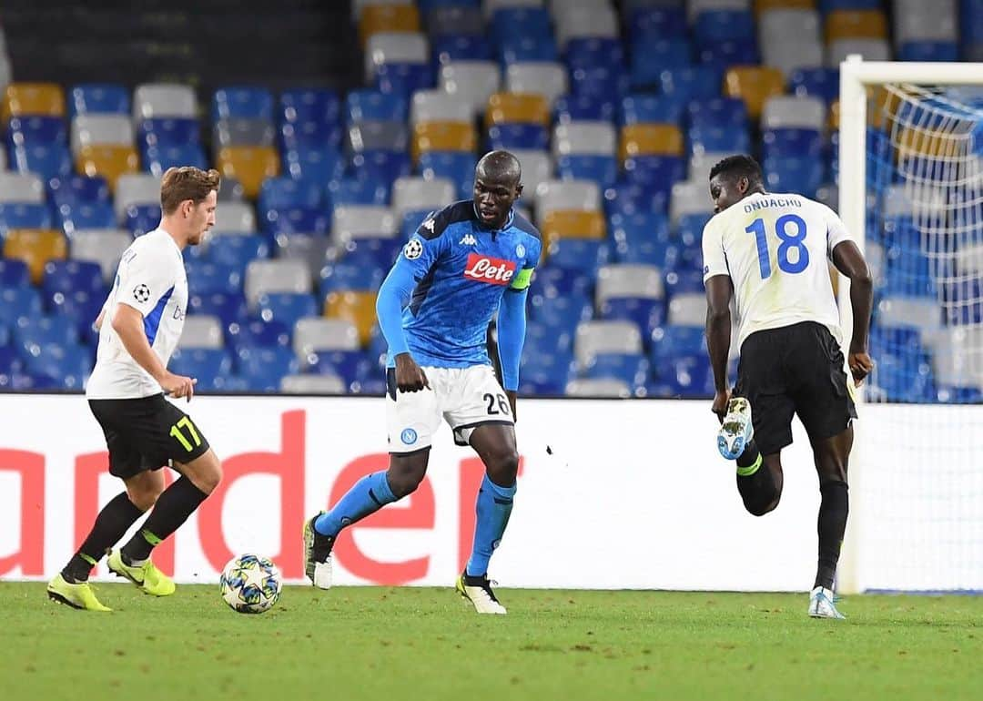 カリドゥ・クリバリさんのインスタグラム写真 - (カリドゥ・クリバリInstagram)「In campo diamo sempre il massimo. Vogliamo, tutti, il bene di questo club. È una vittoria importante che ci servirà per ritrovare fiducia. ⚽️ Sur le terrain, nous donnons toujours de notre mieux. Nous voulons tous le meilleur pour ce club. C'est une victoire importante qui nous aidera à reprendre confiance ⚽️ When on the field, we always give our best. We all want the best for this club. This is an important victory that will help us regain confidence ⚽️ #NAPGEN 4-0 @officialsscnapoli @ChampionsLeague 💙 #ForzaNapoliSempre 💪🏿 #KK #NoToRacism #respect」12月11日 6時07分 - kkoulibaly26