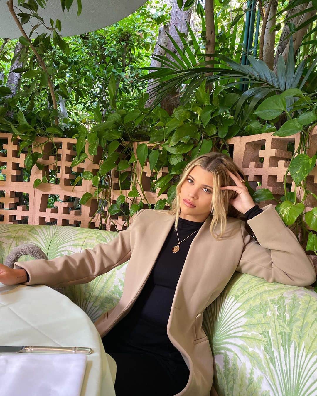 ソフィア・リッチーのインスタグラム：「Happy Tuesday🌩」