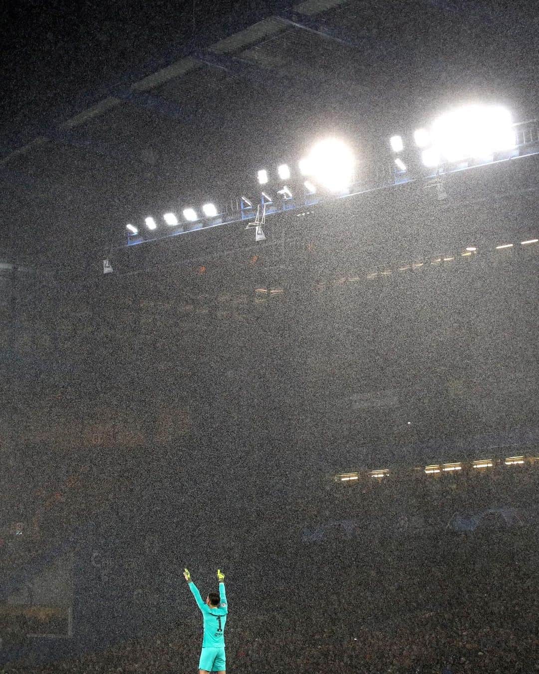 チェルシーFCさんのインスタグラム写真 - (チェルシーFCInstagram)「We’re winning in the rain! 🌧🎶 #UCL #CFC #Chelsea」12月11日 6時30分 - chelseafc