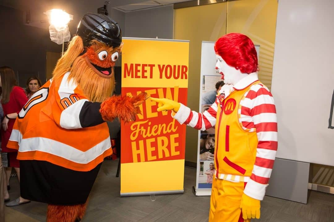 ドナルドさんのインスタグラム写真 - (ドナルドInstagram)「Every great friendship starts somewhere, don't tell Grimace... 😜  #DidWeJustBecomeBestFriends」12月11日 6時44分 - ronaldmcdonald