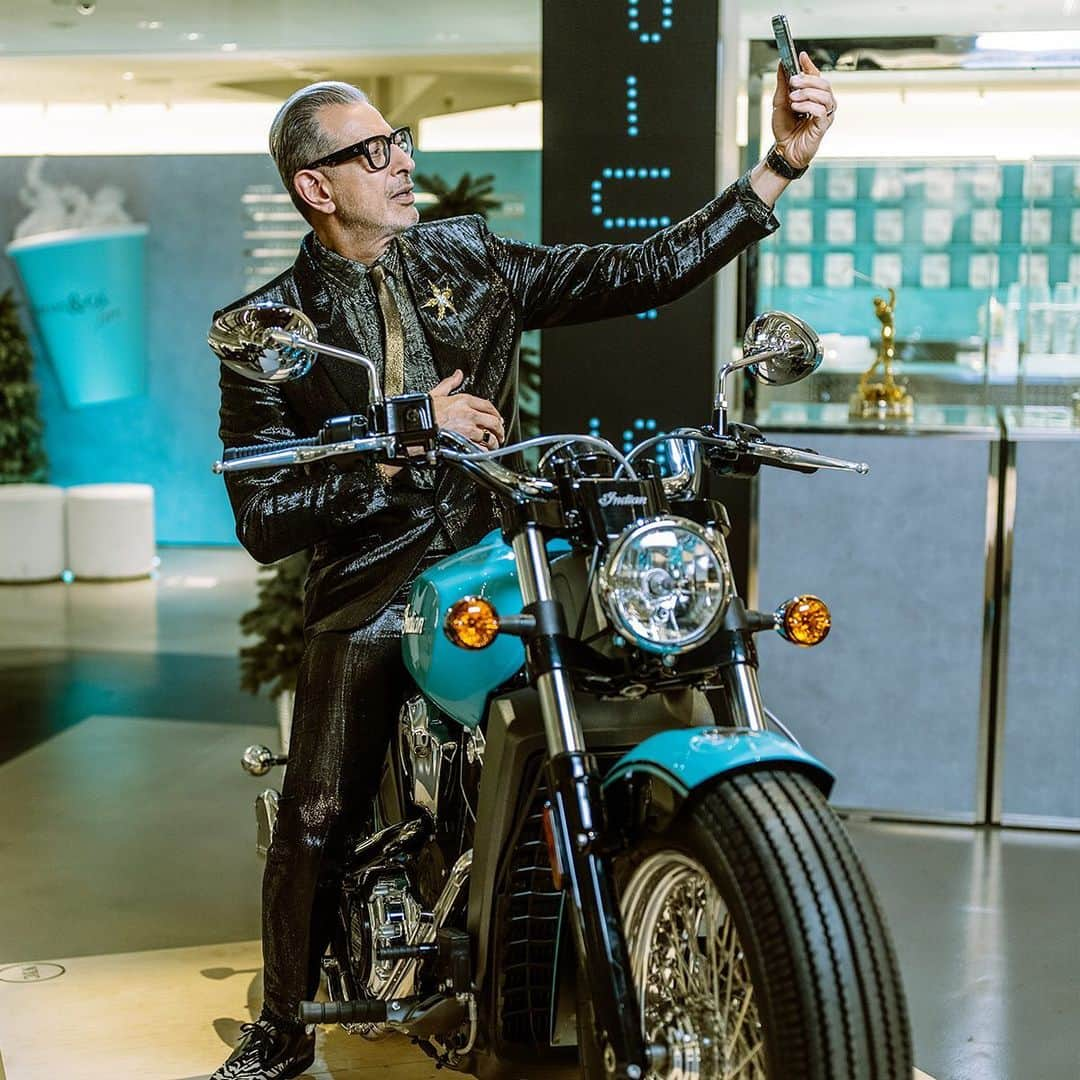 ティファニーさんのインスタグラム写真 - (ティファニーInstagram)「@JeffGoldblum—rebel on the loose. Swipe to see Jeff make his way through the Tiffany Men’s Pop-Up Shop and discover more via the link in bio. #VeryVeryTiffany #TiffanyMens #Tiffany #TiffanyAndCo」12月11日 6時54分 - tiffanyandco