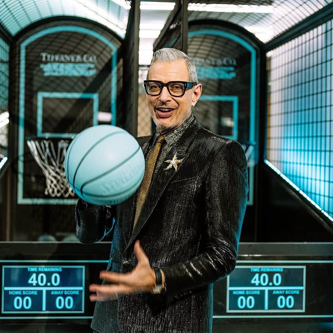 ティファニーさんのインスタグラム写真 - (ティファニーInstagram)「@JeffGoldblum—rebel on the loose. Swipe to see Jeff make his way through the Tiffany Men’s Pop-Up Shop and discover more via the link in bio. #VeryVeryTiffany #TiffanyMens #Tiffany #TiffanyAndCo」12月11日 6時54分 - tiffanyandco