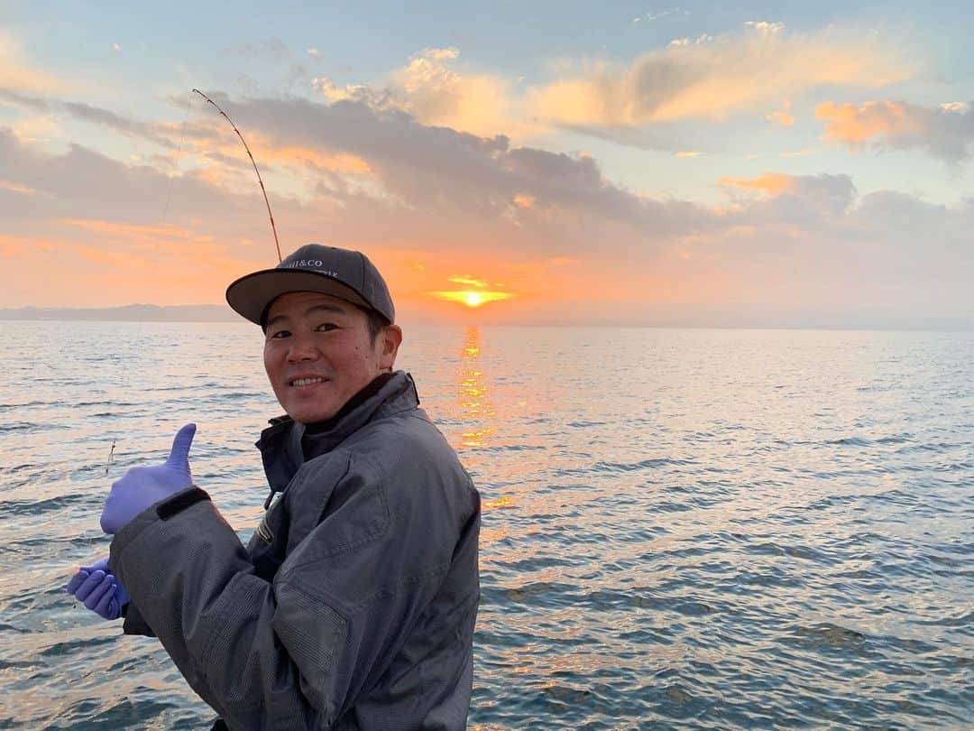 阿部浩貴のインスタグラム：「朝陽がきれー！ #ガレッジセール  #川田広樹 #アップダウン  #阿部浩貴 #千葉県 #富津市 #釣り」