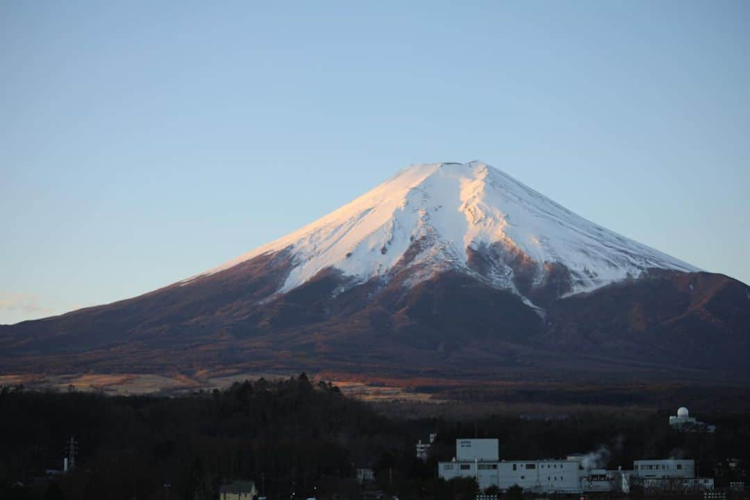 つるの剛士さんのインスタグラム写真 - (つるの剛士Instagram)「おはようございます🗻✨ #つるカメラ #富士山 #鐘山苑 #帰ります　#また来ます」12月11日 7時10分 - takeshi__tsuruno