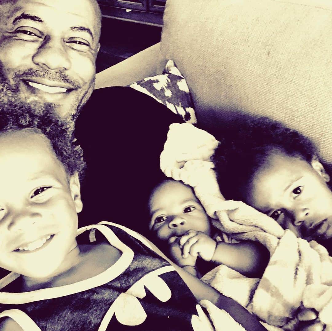 のインスタグラム：「#mythreesons 💪🏾❤️👍🏾」