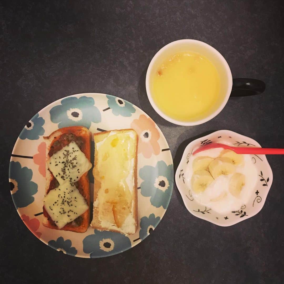 森由月さんのインスタグラム写真 - (森由月Instagram)「・ ピザトーストと柚子ジャムクリームチーズで、おはようございます。 ＊ ＊ ＊ #朝ごはん #朝ごぱん #モーニング #トースト #トーストアレンジ #バナナヨーグルト #コーンスープ #おうちモーニング #おうちごはんlover #おはよう #2色トースト  #breakfast #goodmorning #toast #yogurt #soup」12月11日 7時09分 - mori_yutsuki