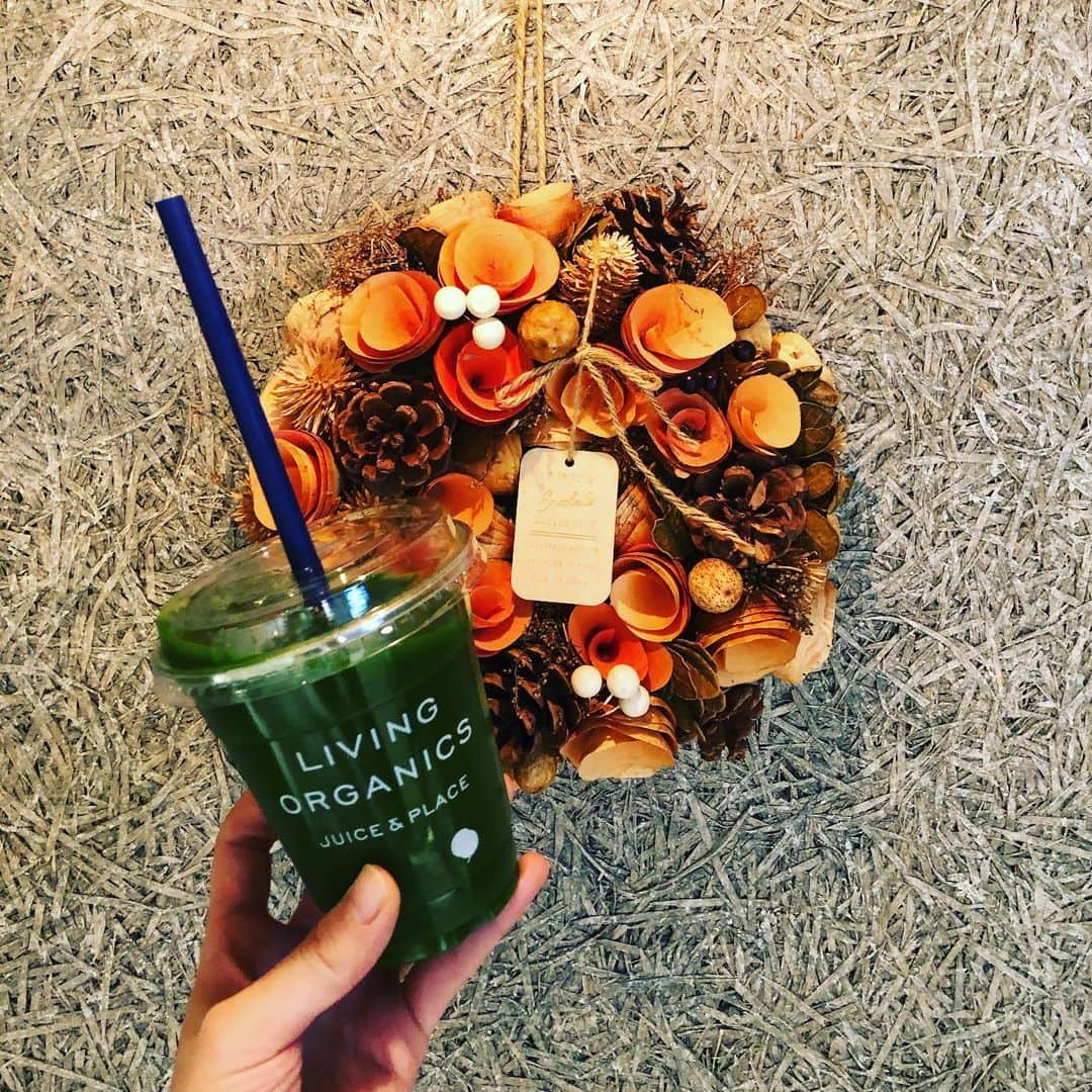 livingorganics juice&place 芦屋のインスタグラム：「毎日寒い日が続きますね。  インフルエンザなどの流行病も心配です。  そんな流行病の予防に効果的な野菜が小松菜ということをご存知でしょうか？  小松菜は粘膜や皮膚を保護して外部からのウィルスの侵入を防ぐBカロテンを多く含んでおります。  この時期、特に積極的に摂取して頂きたいお野菜です。  当店のコールドプレスジュースの 【ケールデトックス】 【ディープデトックス】 【フルーツオアシス】 には小松菜をたっぷり使用しております。  是非、皆様も体内から予防して下さいね！ Xmas使用になった店内で、皆様のご来店お待ちしております。  #livingorganics#livingorganic#cafe#coldpressedjuice#コールドプレスジュース #酵素#healthyfood#coffee#soylatte#smoothie#yoga#神戸カフェ#芦屋カフェ#detox#カフェ巡り#1dayクレンズ #1dayクレンズプログラム#アラビカコーヒー#美肌#美髪#ダイエット#ダイエット効果#疲労回復#健康#美意識#インフルエンザ予防#免疫力UP」