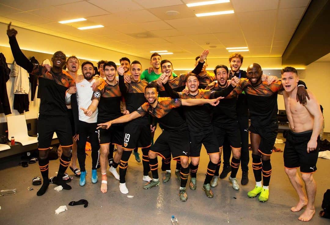 ダニエル・パレホのインスタグラム：「EQUIPO 🦇⚽️⚪️⚫️⚽️🦇 #amuntsempre #championsleague」