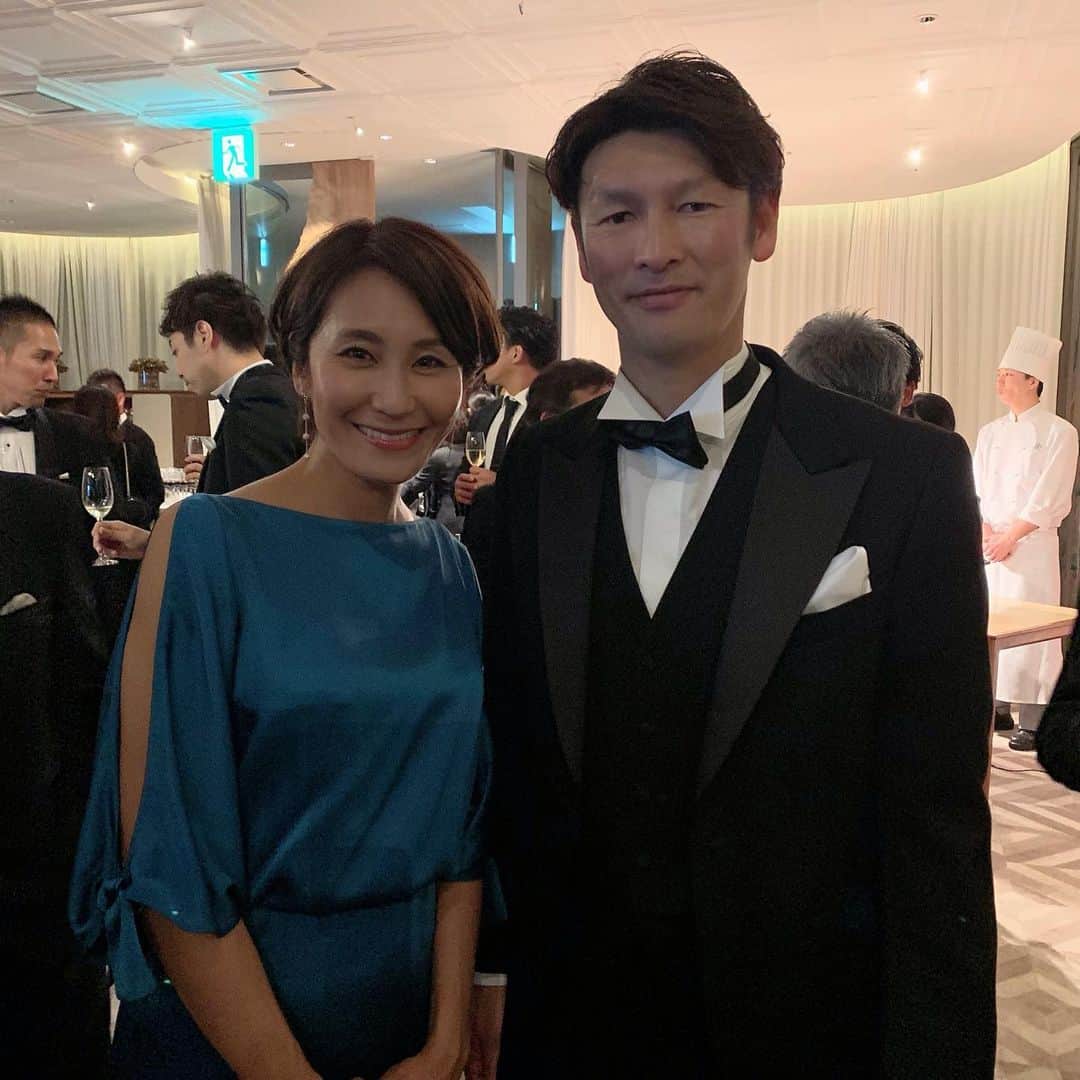 森上亜希子さんのインスタグラム写真 - (森上亜希子Instagram)「サッカー元日本代表の巻誠一郎さん。  熊本地震の復興支援活動を評価され、『HEROs AWARD 2019』を授賞されました。 おめでとうございます！！ 今回授賞された皆さんの活動は本当に素晴らしく、心動かされるものがありました。 『HEROs AWARD』とはアスリートやチーム・リーグ、NPOが行う優秀な社会貢献活動を表彰する式典。スポーツの力を活かした社会貢献活動を可視化し、次に続くアスリートのロールモデルを示していく。というものです。  アスリートとして何が出来るのか、どんな役に立てるのかという事を考えさせられました。今まで沢山の方に支えて頂いた恩返しをしなくてはならないなと思いました。  #巻誠一郎　さん #サッカー選手 #社会貢献活動 #heros #日本財団 #tennis #テニス #ドレス #escada #エスカーダ」12月11日 7時27分 - akiko_morigami