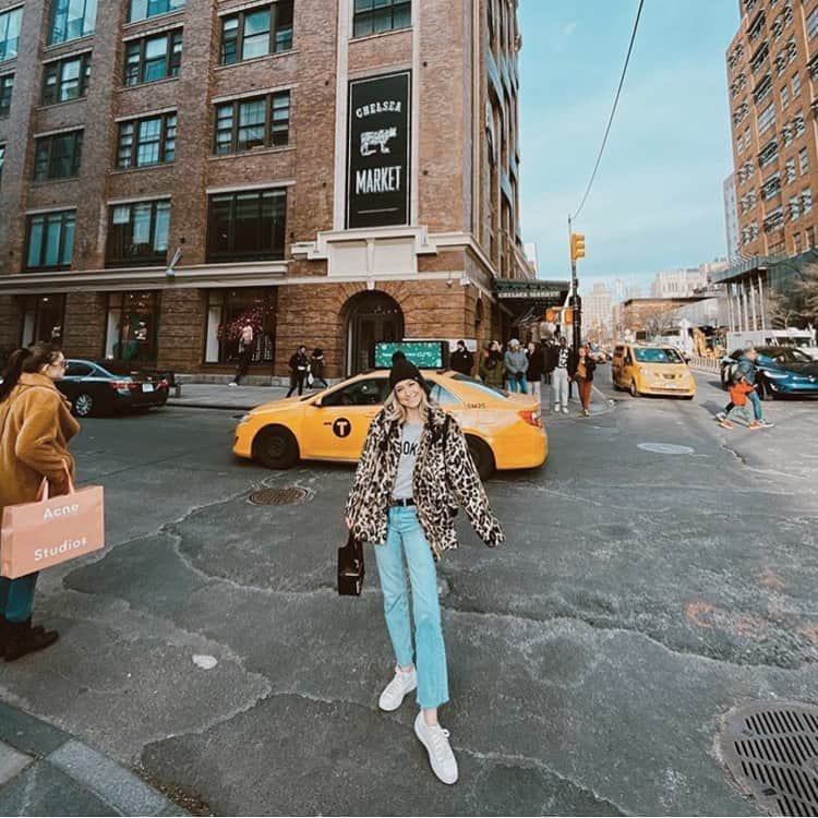 エムアイエイチジーンズのインスタグラム：「NYC calling! @imadilife rocking vintage @mihjeans  #mihgirls  #sustainabledenim  #britishheritage」