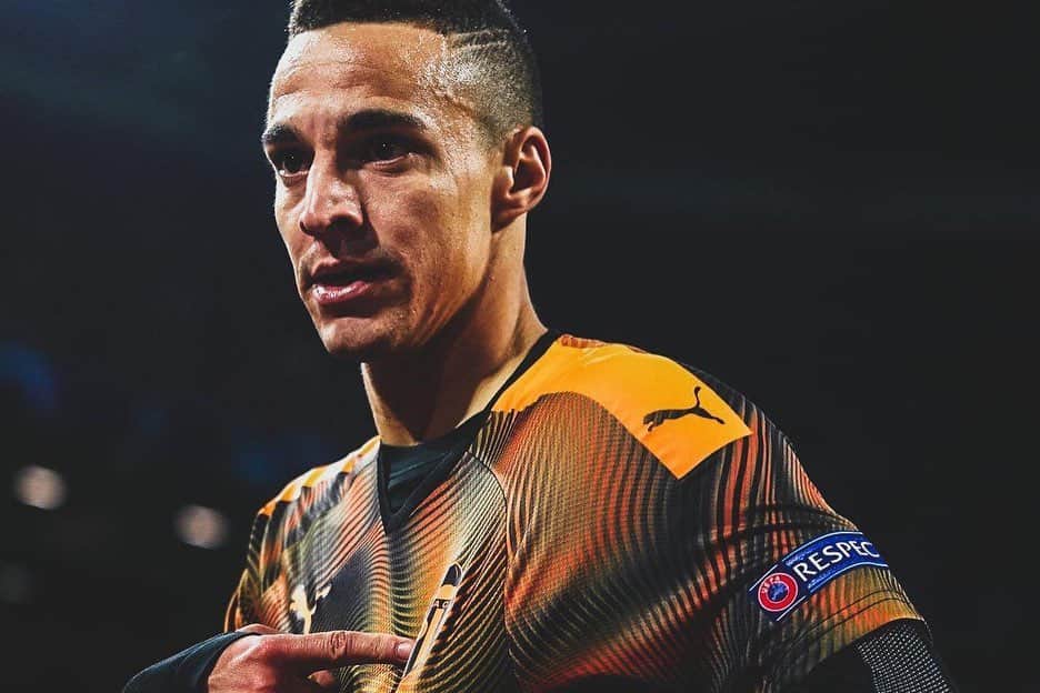 ロドリゴ・モレノ・マチャドのインスタグラム：「No me cansaré de decir: “Para quien tiene fe y fortaleza mental, lo imposible solo es una cuestión de opinión.” .  A OCTAVOS!!! Feliz y orgulloso de esta gran familia!!! Gracias de corazón por seguir permitiendome vivir estos grandes momentos.  Pd: te guste o no, respeta mi historia. 😘」