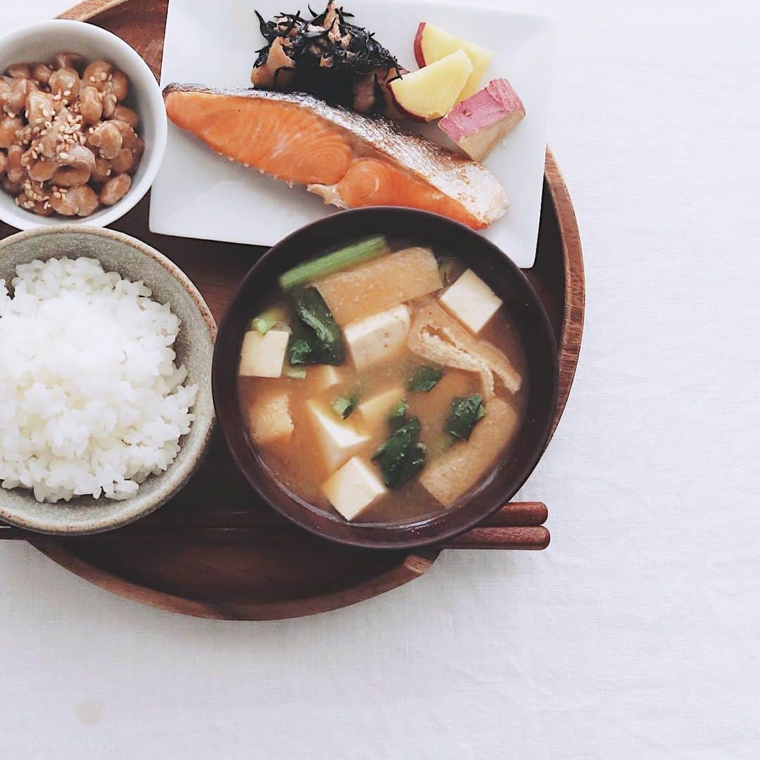 のインスタグラム：「Today's breakfast . 今朝は鮭と納豆と お味噌汁などなど。 . . #朝ごはん #納豆 #鮭 #味噌汁 #japanesefood #japanesebreakfast #washoku」
