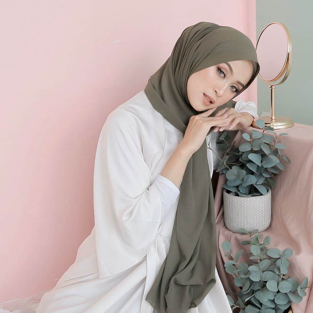 北条麻妃さんのインスタグラム写真 - (北条麻妃Instagram)「PETUNA SCARF KODE : ARMY —— Detail : pashmina ini menggunakan Tali pada hijabnya  yang mempermudah menggunakan hijabnya tanpa menggunakan peniti, pashmina ini dijahit dengan jahitan kecil yang super rapih 🥰 Material : Chiffon Premium Size : 185x75 Price : 65rb/pcs untuk setiap pembelian 5pcs harganya jadi 60rb/pcs _____ Ada banyak pilihan warna cantik yang bisa kalian order AVAILABLE 21 COLORS 😍 1 kg = 8 pcs ______ CONTOH FORMAT ORDER: NAMA : ALAMAT : NO HP : KODE ORDER : SILAHKAN KIRIM FORMAT ORDERNYA LANGSUNG VIA WA YANG TERCANTUM DI INSTAGRAM KAMI 🌹」12月11日 7時36分 - petunia.id_x