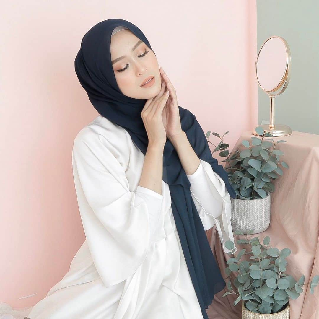 北条麻妃のインスタグラム：「PETUNA SCARF KODE : NAVY —— Detail : pashmina ini menggunakan Tali pada hijabnya  yang mempermudah menggunakan hijabnya tanpa menggunakan peniti, pashmina ini dijahit dengan jahitan kecil yang super rapih 🥰 Material : Chiffon Premium Size : 185x75 Price : 65rb/pcs untuk setiap pembelian 5pcs harganya jadi 60rb/pcs _____ Ada banyak pilihan warna cantik yang bisa kalian order AVAILABLE 21 COLORS 😍 1 kg = 8 pcs ______ CONTOH FORMAT ORDER: NAMA : ALAMAT : NO HP : KODE ORDER : SILAHKAN KIRIM FORMAT ORDERNYA LANGSUNG VIA WA YANG TERCANTUM DI INSTAGRAM KAMI 🌹」