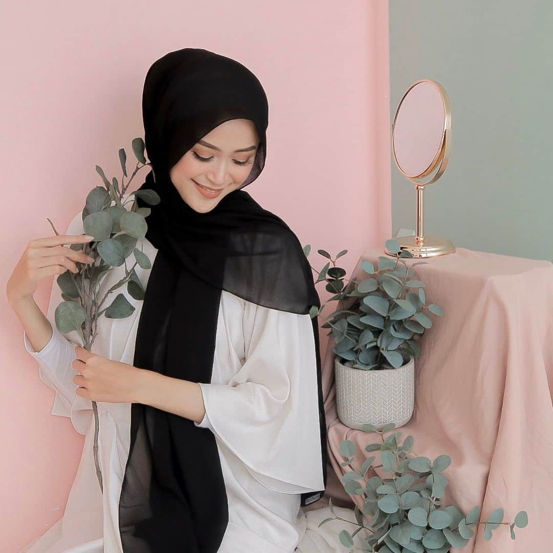 北条麻妃のインスタグラム：「PETUNA SCARF KODE : BLACK —— Detail : pashmina ini menggunakan Tali pada hijabnya  yang mempermudah menggunakan hijabnya tanpa menggunakan peniti, pashmina ini dijahit dengan jahitan kecil yang super rapih 🥰 Material : Chiffon Premium Size : 185x75 Price : 65rb/pcs untuk setiap pembelian 5pcs harganya jadi 60rb/pcs _____ Ada banyak pilihan warna cantik yang bisa kalian order AVAILABLE 21 COLORS 😍 1 kg = 8 pcs ______ CONTOH FORMAT ORDER: NAMA : ALAMAT : NO HP : KODE ORDER : SILAHKAN KIRIM FORMAT ORDERNYA LANGSUNG VIA WA YANG TERCANTUM DI INSTAGRAM KAMI 🌹」