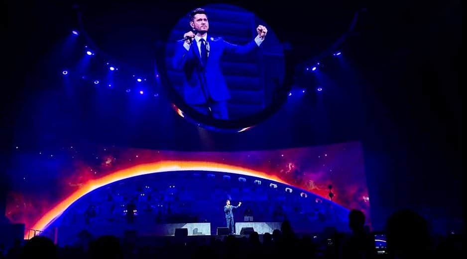 マイケル・ブーブレさんのインスタグラム写真 - (マイケル・ブーブレInstagram)「Tour Stop 100! London brought the ❤️ to wrap up the final #MBWorldTour show for 2019.」12月11日 7時50分 - michaelbuble