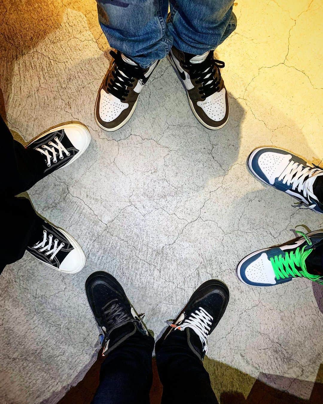 イルマニアさんのインスタグラム写真 - (イルマニアInstagram)「みんなで集まるけど靴をかぶらない様に　#paranoise を避けたりして結局誰も履いてこなかったwww😂 ・ ・ 去年とはまたみんな変わって新鮮だったわ👟✨ ・ ・ しかしみんないい靴履きすぎてきっと日本人に見られなかったんだろうな😂www ・ ・ #イルマニア#mcma#忘年会#kickstagram #sneakers #snkrs #kicks#スニーカー#nike #converse #ct70#commedesgarcons #jordan#jordan1#airjordan1 #airjordan#chromehearts #travisscott #virgilabloh #offwhite」12月11日 8時01分 - mcma0821