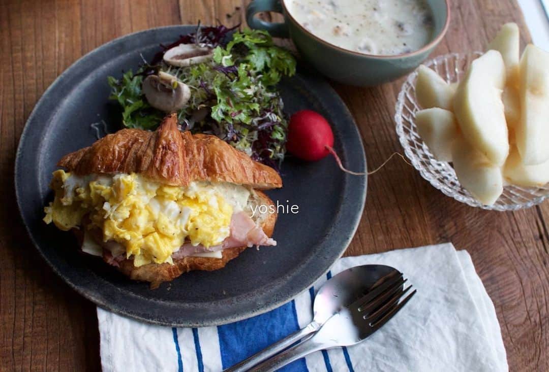 草間淑江さんのインスタグラム写真 - (草間淑江Instagram)「おはようございます！ １２月１１日の朝は、クロワッサンサンド、野菜のミルクスープ、ルレクチェです。 今朝は家族が早出なので簡単にパン。 クロワッサンに、スクランブルエッグ、ハム、チーズを挟みました。 サラダはホワイトバルサミコで酸っぱ美味しく！ つるっと美味しいルレクチェでご馳走様でした。 さて、今朝はそこまで寒く感じなかったです。 みなさま素敵な1日をお過ごし下さい❤️ ・ #朝食#クロワッサンサンド#🥐#ハムチーズ#スクランブルエッグ#野菜のミルクスープ#野菜チャウダー#サラダ#ホワイトバルサミコ酢#ルレクチェ#今朝も感謝して#ご馳走さまでした🙏」12月11日 8時14分 - yoshie_kusama