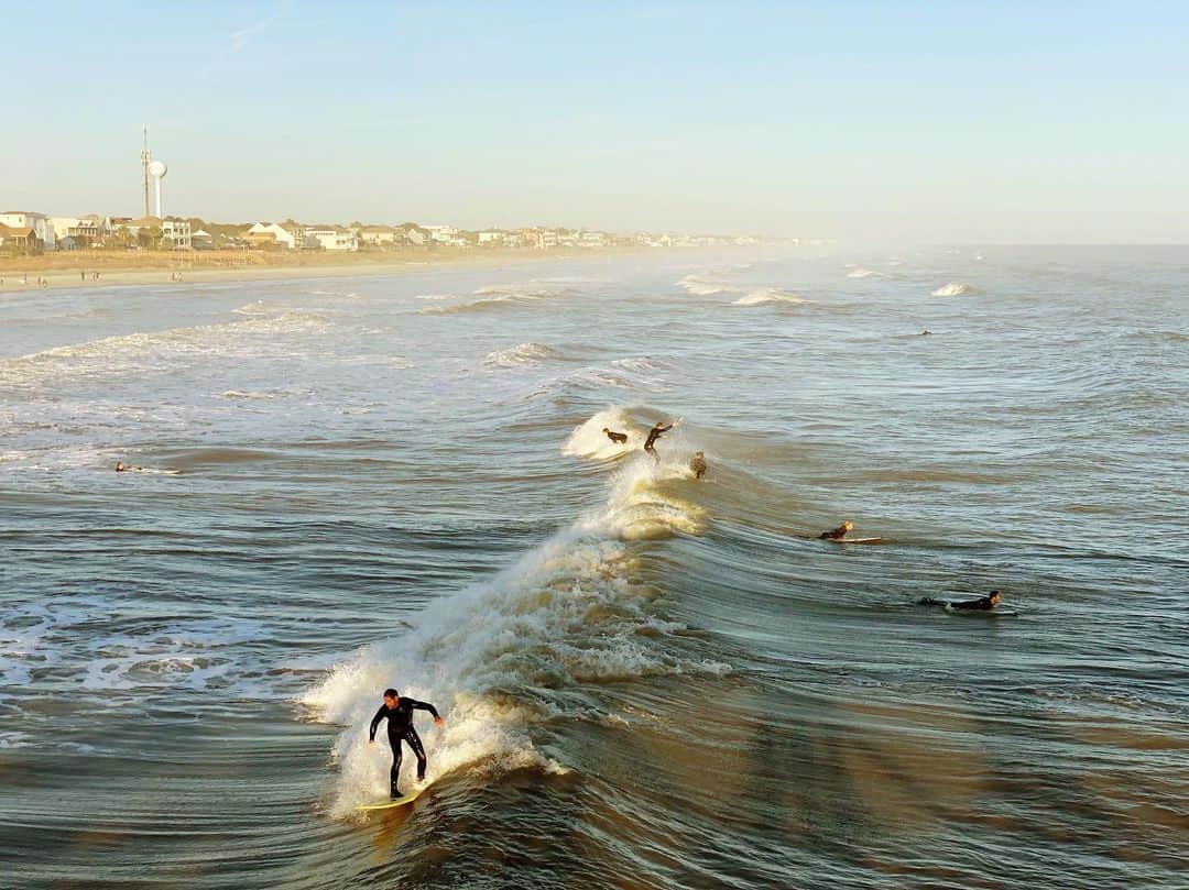 ミシェル・ブランチのインスタグラム：「Surfers at Folly Beach. It was an absolutely beautiful 75 degrees today. December 10th. 🎄🎅🏻」