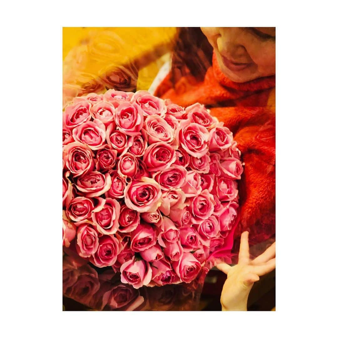 高崎愛梨さんのインスタグラム写真 - (高崎愛梨Instagram)「父から母へ 61本のバラ🌹 ステキやん。 ： #mama  #happybirthday」12月11日 8時16分 - ai6ai3ai0