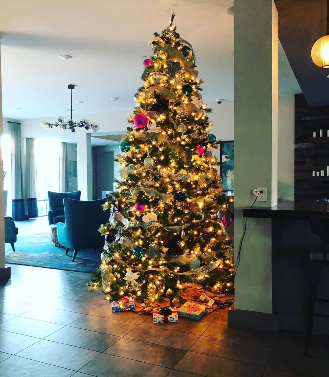 村主章枝さんのインスタグラム写真 - (村主章枝Instagram)「I love to take picture of Christmas trees🎄  クリスマスツリーの写真撮るの大好き💕😘🐒✨ #christmastree  #クリスマスツリー」12月11日 8時31分 - fumie.suguri