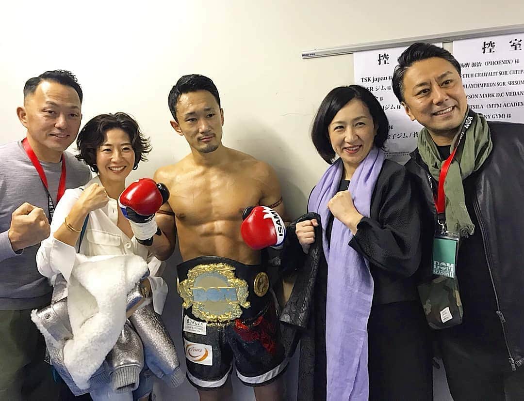 梅野源治のインスタグラム：「先日の試合、dunhillの社長や市川九團次さん、奥さまたちにまで応援に来ていただけた。  プレゼントまでもらっちゃった♪  #超絶感謝 #dunhill #歌舞伎」