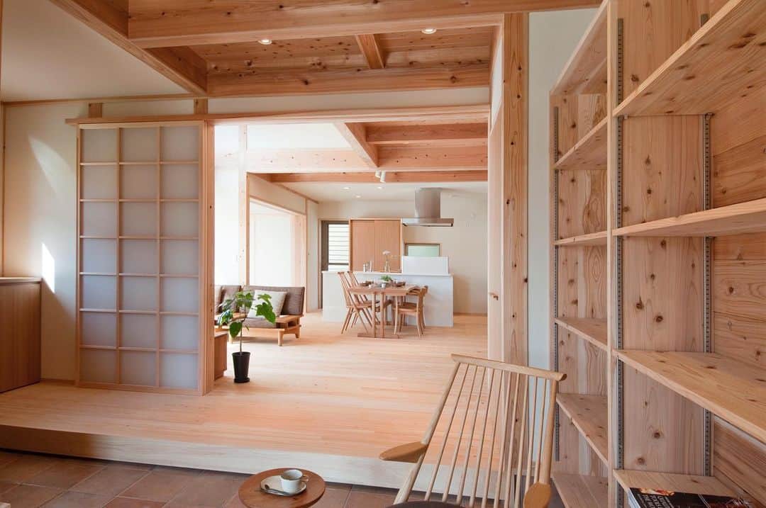 安成工務店さんのインスタグラム写真 - (安成工務店Instagram)「薪ストーブと土間のある暮らし。炎を眺めながら暖かい飲み物を飲んで至福の時を過ごしましょう。 ＊ ＊ more photos…@yasunari_komuten ＊ ＊ #安成工務店 #yasunari #工務店 #注文住宅 #住宅 #木の家 #木造 #一戸建て #新築 #マイホーム #省エネ住宅 #エネルギー自給 #自然素材 #OMソーラー #家 #無垢材 #山口県 #福岡県 #季節を楽しむ #津江杉 #珪藻土 #セルロースファイバー断熱材 #輪掛乾燥材 #家造り #家づくり記録 #土間#薪ストーブ#リビング#ダイニング#丁寧な暮らし」12月11日 8時34分 - yasunari_komuten