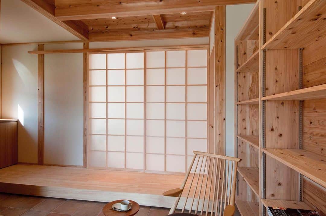 安成工務店さんのインスタグラム写真 - (安成工務店Instagram)「薪ストーブと土間のある暮らし。炎を眺めながら暖かい飲み物を飲んで至福の時を過ごしましょう。 ＊ ＊ more photos…@yasunari_komuten ＊ ＊ #安成工務店 #yasunari #工務店 #注文住宅 #住宅 #木の家 #木造 #一戸建て #新築 #マイホーム #省エネ住宅 #エネルギー自給 #自然素材 #OMソーラー #家 #無垢材 #山口県 #福岡県 #季節を楽しむ #津江杉 #珪藻土 #セルロースファイバー断熱材 #輪掛乾燥材 #家造り #家づくり記録 #土間#薪ストーブ#リビング#ダイニング#丁寧な暮らし」12月11日 8時34分 - yasunari_komuten