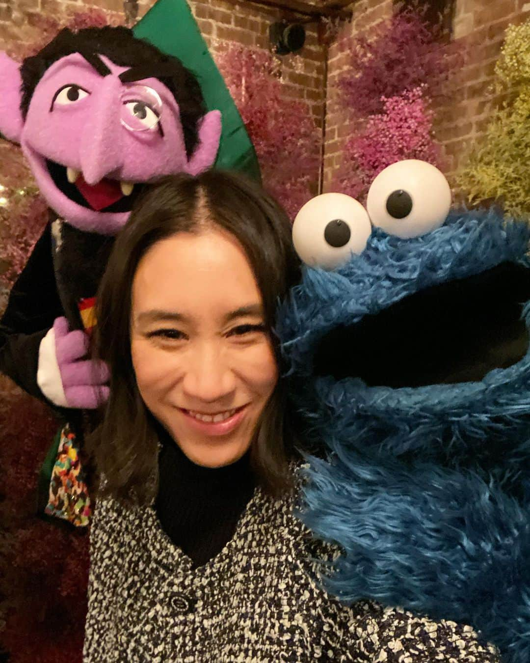 エヴァ・チェンさんのインスタグラム写真 - (エヴァ・チェンInstagram)「I met The Count and Cookie Monster last night!!! Finally, something to give me street cred with my kids 🤪」12月11日 8時34分 - evachen212