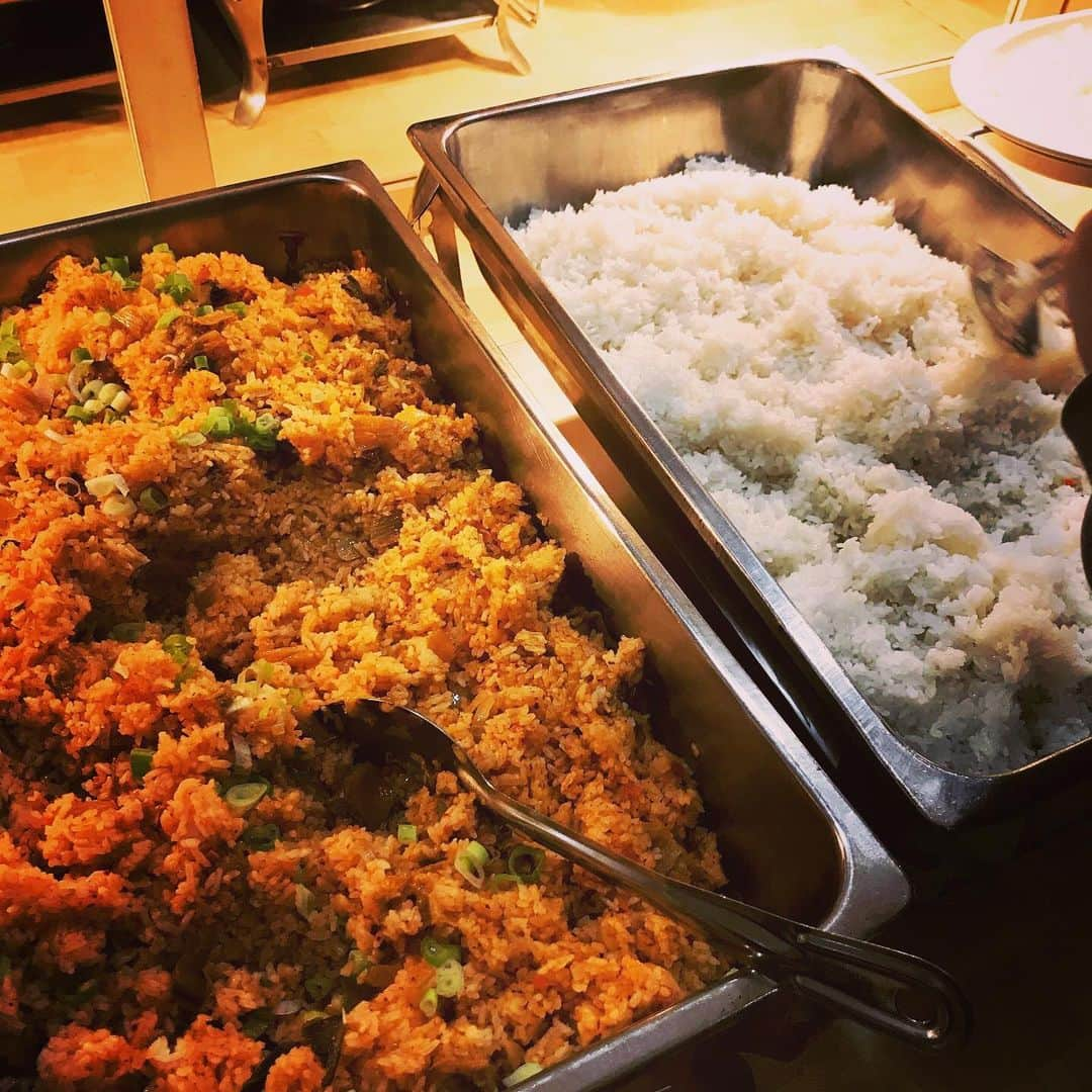 森 拓郎さんのインスタグラム写真 - (森 拓郎Instagram)「セブ島留学も残すところ3日。 スクールでの食事についてです。 、 食事は毎日3食ビュッフェ形式で出されます。 毎食、白米と色付きの炒飯的なものがでてきて、その後は韓国資本なのもあり、キムチなど、あとは辛そうなおかず…など、そして副菜になりそうなおかずが何点が続きます。 毎回大抵りんごかパイナップルかスイカもでてきますね。 、 スープ系は1種類、そのあとメインの食材が肉（チキン、ポーク、ビーフ）と魚の料理が2.3種類でてきます。 、 後は食パンとトースターも奥にありますよ。 、 料理の種類はよくわかりません笑 先生が「あれはフィリピン料理ではないからね！」と仰っていたので。 、 フィリピン留学のスクールは韓国資本が多いので、辛いものが苦手な人はちゃんとエージェントさんに言っておいたほうがいいみたいです。 、 CPILSはバリバリの韓国料理ではないので、辛いの苦手な僕でも大丈夫です。 揚げ物が毎日でるのでその辺は仕方ないですが、食べる物がなくて困るということはありません！ 、 #CPILS #セブ島留学 #フィリピン留学 #英語留学 #スクールウィズ #pr」12月11日 8時36分 - mori_taku6