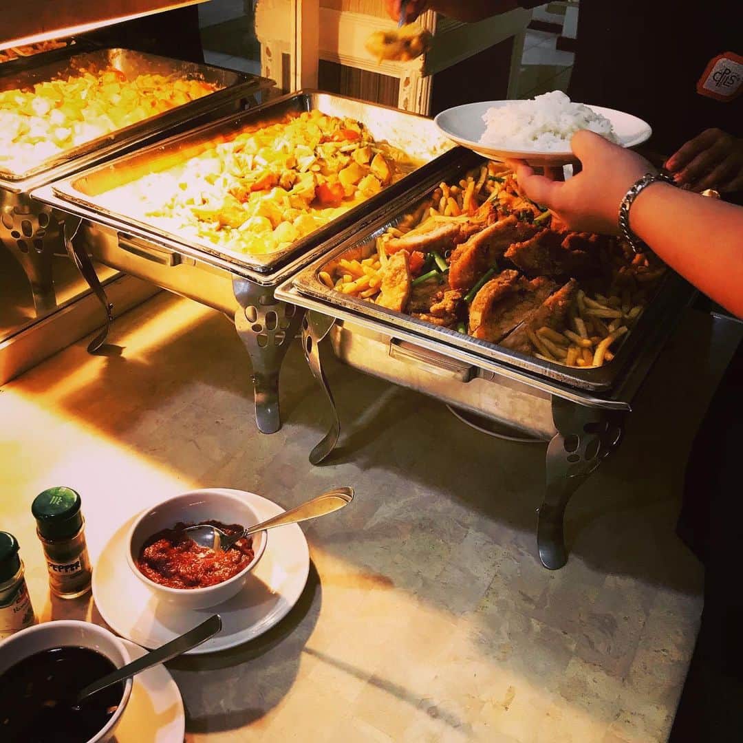 森 拓郎さんのインスタグラム写真 - (森 拓郎Instagram)「セブ島留学も残すところ3日。 スクールでの食事についてです。 、 食事は毎日3食ビュッフェ形式で出されます。 毎食、白米と色付きの炒飯的なものがでてきて、その後は韓国資本なのもあり、キムチなど、あとは辛そうなおかず…など、そして副菜になりそうなおかずが何点が続きます。 毎回大抵りんごかパイナップルかスイカもでてきますね。 、 スープ系は1種類、そのあとメインの食材が肉（チキン、ポーク、ビーフ）と魚の料理が2.3種類でてきます。 、 後は食パンとトースターも奥にありますよ。 、 料理の種類はよくわかりません笑 先生が「あれはフィリピン料理ではないからね！」と仰っていたので。 、 フィリピン留学のスクールは韓国資本が多いので、辛いものが苦手な人はちゃんとエージェントさんに言っておいたほうがいいみたいです。 、 CPILSはバリバリの韓国料理ではないので、辛いの苦手な僕でも大丈夫です。 揚げ物が毎日でるのでその辺は仕方ないですが、食べる物がなくて困るということはありません！ 、 #CPILS #セブ島留学 #フィリピン留学 #英語留学 #スクールウィズ #pr」12月11日 8時36分 - mori_taku6
