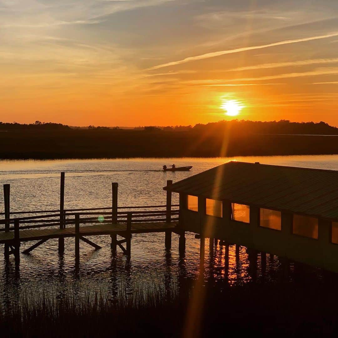 ミシェル・ブランチのインスタグラム：「🍤 sunset at Bowen’s Island」