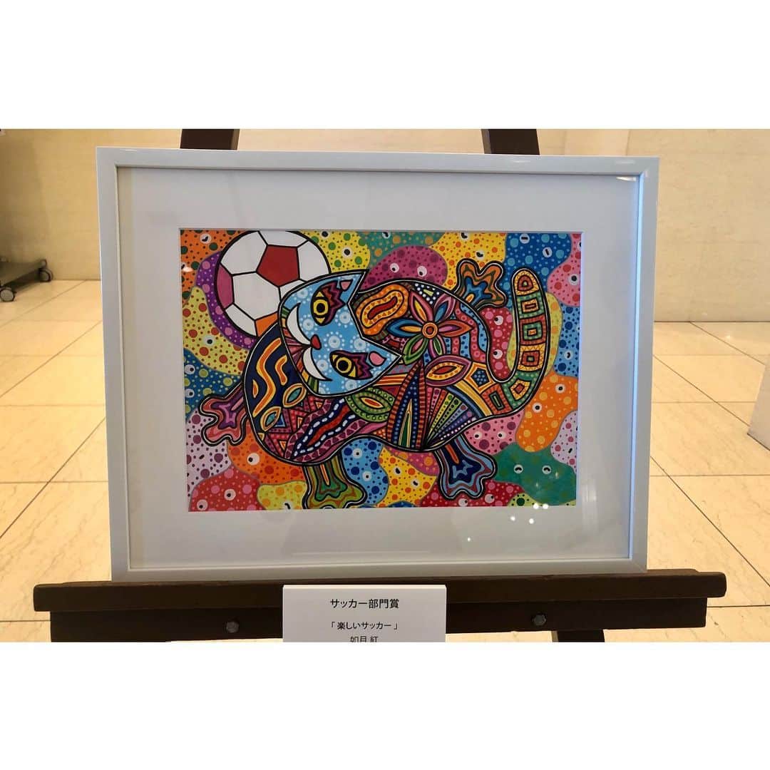 小池純輝さんのインスタグラム写真 - (小池純輝Instagram)「. 先日、日本プロサッカー選手会としてSOMPOパラリンアートカップ2019の表彰式に参加させて頂きました！  サッカー部門賞を受賞された如月虹(きさらぎこう)さんおめでとうございます✨ 素敵な作品でした😊  チームパラリンアートプロジェクトの「ハートアート」に俺が描いた絵が😍 アートの感性なんてないと思って生きてきたのでとても嬉しいです。笑 #jleague #jリーグ #jfa #j2 #東京ヴェルディ #tokyoverdy #verdy #verdyfamily #soccer #football⚽ #football #footballplayer #サッカー #フットボール #小池純輝 #19 #⚽️ #東京 #tokyo #日本プロサッカー選手会 #jpfa #パラリンアートカップ2019 #パラリンアート #art #アート」12月11日 9時00分 - junki_koike