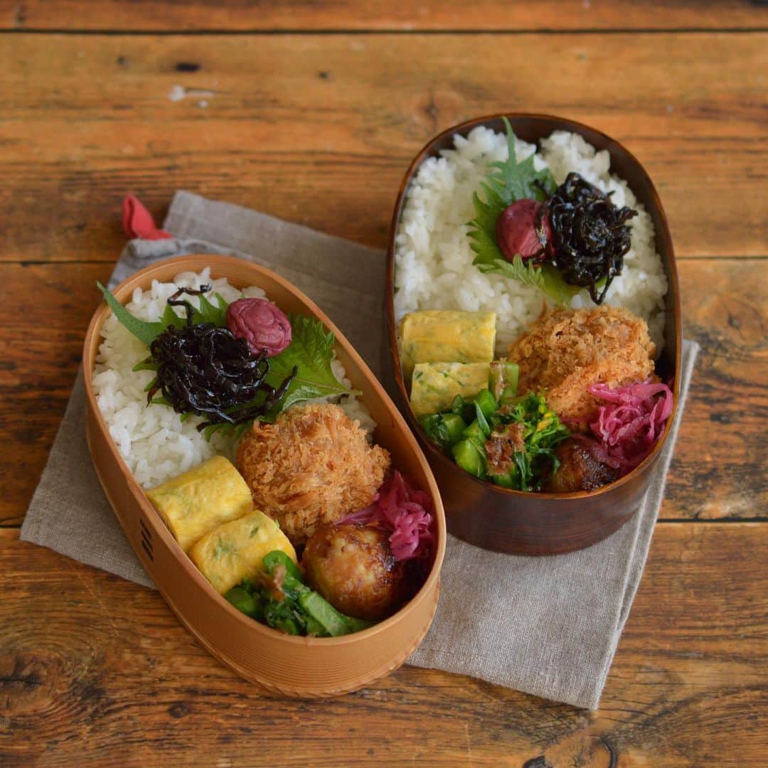 yukiyoさんのインスタグラム写真 - (yukiyoInstagram)「2019.12.11* ・ 今日のお弁当 梅干しと昆布の佃煮ご飯 豆苗入り出汁巻 牛メンチ 里芋甘辛 ポエム菜おひたし ・ ・ 里芋は丹沢土産笑 登山口からバス停に向かう道沿いの民家で 庭先無人販売を行っていて みかんと里芋を買ってきてしまった。 100円なんだもの。 ・ ・ 里芋は洗って 楊枝がスッと通るくらいまで皮ごとレンチン 皮を剥がしポリ袋に入れ片栗粉も入れてふりふり フライパンでカリッと揚げ焼きし火を止め 砂糖大1、醤油大1.5、みりん大2 合わせたものをかけてからめたら出来上がり ・ ・ つまみにも良し、美味い♡ ・ ・ ・ 2枚目はPR ・ NO Monday @nomonday_jp さんの時計 ・ 着けてみたらすごくかっこいいの♪ NO Mondayの時計はけんさん大好きなんですが これは私が頂きます♡ ・ ・ クーポンコード "quies1206" で10%オフです。 ・ #ノーマンデー #時計 #腕時計 #nomonday ・ #お弁当 #obento #bento #lunch #lunchbox #onthetable #japanesefood #暮らし #曲げわっぱ #豊かな食卓 #lin_stagrammer #ロカリ #フーディーテーブル #おうちごはんLover #マカロニメイト #IGersJP」12月11日 9時01分 - quiestla7