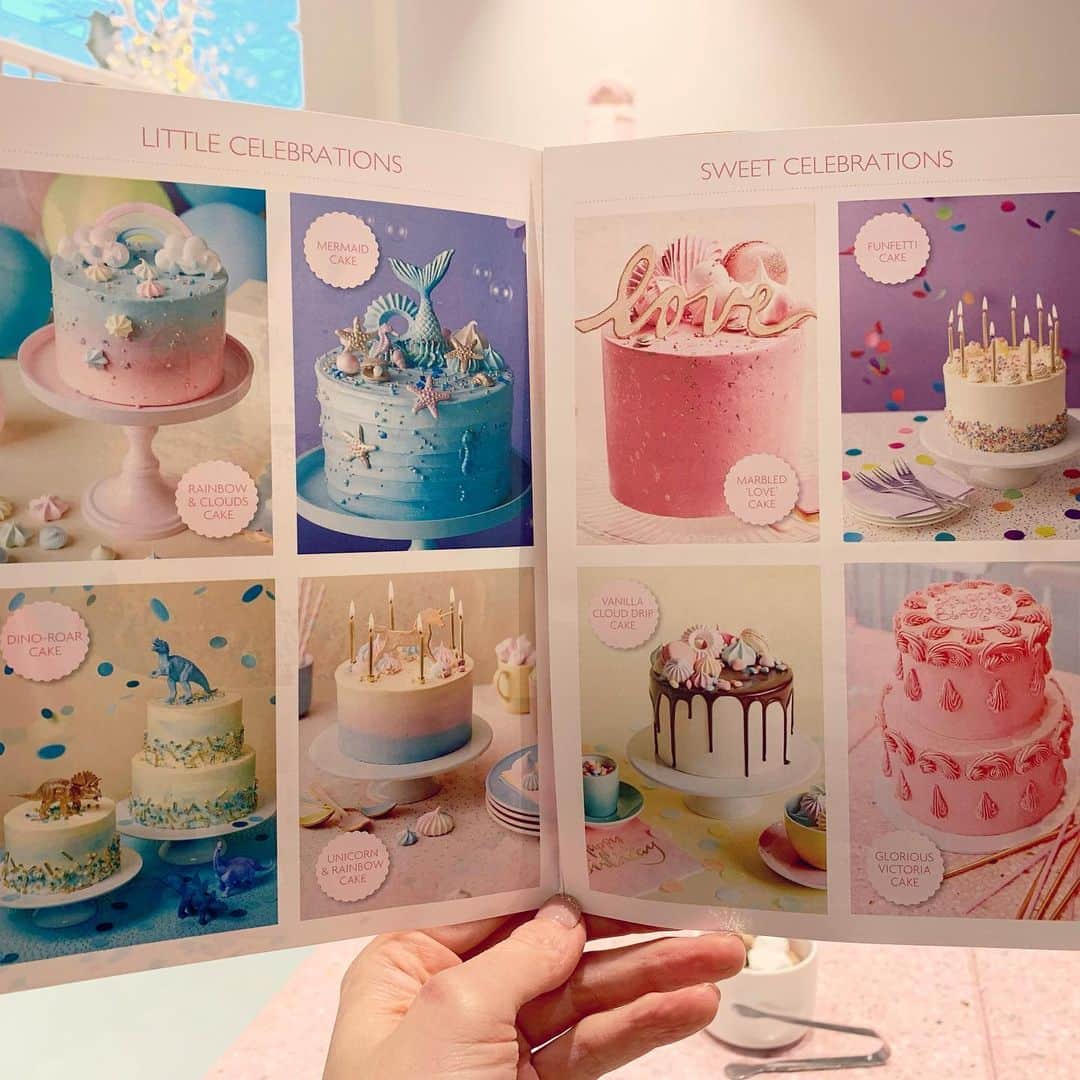 MEGのインスタグラム：「年明けの娘の誕生日ケーキを決めたの巻。#今年もペギーに #バリエ増えてる」
