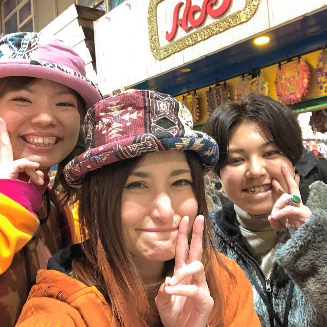 アンジェラ佐藤さんのインスタグラム写真 - (アンジェラ佐藤Instagram)「聖地ｷﾀ━━━(ﾟ∀ﾟ)━━━!!!! またまた名古屋で「アジアン雑貨ゴア｣の実店舗 大須店にお邪魔しましたよぉぉぉーーーーーーっ  #アジアン雑貨GOA #アジアン雑貨ゴア #エスニックファッション #エスニッカー #大須商店街 #めんこいエスニック服や雑貨で溢れた店内 #楽天サイトで見た服を実際に手に取って試着できるの幸せすぎる #帽子とサルエルパンツとスパッツとパーカーとワンピースとヘアアクセとネックレスとロケ共演者さんのお土産爆買い笑 #店内で狂喜乱舞し過ぎてヤバい私を暖かく見守ってくださるスタッフさん達神 #ももさんちほさんそして会えなかったけどむー子さんありがとう #普段でも気軽に着たくなるエスニック #エスニック好きな人と繋がりたい」12月11日 9時08分 - angela_satou