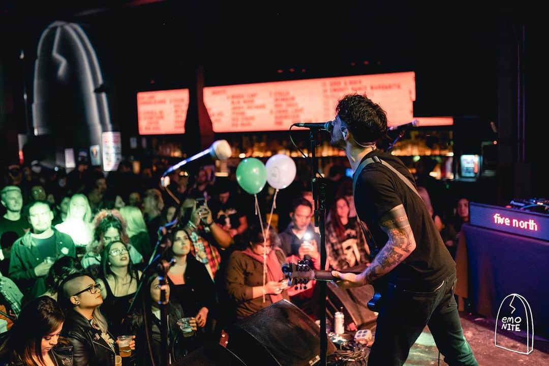 タイラー・ポジーのインスタグラム：「@emonitela has a major sense of community and family. @partywizard @babsszabo @tronstamos are at the heart of that family and responsible for keeping it that way. Thank you for letting me up on the stage again, this time with real instruments :)」