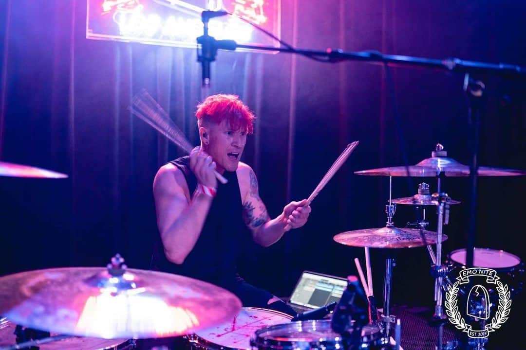 タイラー・ポジーのインスタグラム：「@emonitela has a major sense of community and family. @partywizard @babsszabo @tronstamos are at the heart of that family and responsible for keeping it that way. Thank you for letting me up on the stage again, this time with real instruments :)」