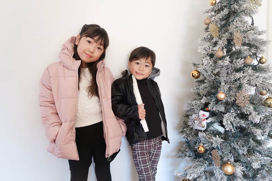 かなのインスタグラム：「． やっとツリーも準備完了🥰🎄 なかなか時間がなくて出せずにいたらパパがちゃちゃっと出してくれました🥺🙏🏻 ． 本格的に寒くなってきたこの時期にぴったりな　@hm_kids のアウター❄️ アンナは通学用に軽くて暖かく明るいカラーで🥰 りきとはパパとお揃いしやすいジャケットを選んだよ🙈 これもレザー風だけど内側ボアで暖かそう🙆🏻‍♀️💓 どちらもフード取り外せるのが高ポイント〜😍❣️ フード🆖な学校も安心✨ ． ． #女の子#男の子#キッズコーデ#姉弟 #coordinates#fashion#HMkids#HMxME#HMジャケット#HM」
