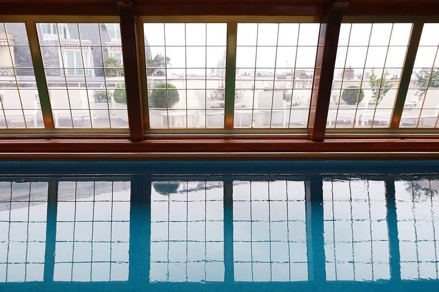 樋口智恵子さんのインスタグラム写真 - (樋口智恵子Instagram)「⛴💙🇫🇷 @lebristolparis  @leadinghotelsoftheworld . . . . 帰国しました✈︎フランスは厄介なこともあるけれど、それでもまた行きたいと思えるから不思議な国です🇫🇷やっぱり大好き、フランス❤️ 今まで渡仏の最大目的であったナツメ🏇は日本に引っ越すので、以前より頻度は減るかもしれないけれど...また行けたらいいな！ . パリでは貴重なホテルのプール💙ブリストルはマリンテイストでとても可愛い⛴ . . . . #lebristolparis #oetkercollection #leadinghotelsoftheworld #lhwtraveler #paris #luxuryhotel #hotelpool #jadorefrance #パリ #パリ旅行 #ホテル好き #旅好き #ブリストル #リーダーズクラブ . ＊近々渡仏される方は、しばらくストは続くようなので交通手段などチェックされると良いかと思います🚉私がいた時はタクシーやuberは割とつかまりやすかったです🚕」12月11日 9時26分 - chieko_higuchi