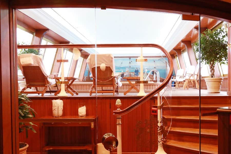 樋口智恵子さんのインスタグラム写真 - (樋口智恵子Instagram)「⛴💙🇫🇷 @lebristolparis  @leadinghotelsoftheworld . . . . 帰国しました✈︎フランスは厄介なこともあるけれど、それでもまた行きたいと思えるから不思議な国です🇫🇷やっぱり大好き、フランス❤️ 今まで渡仏の最大目的であったナツメ🏇は日本に引っ越すので、以前より頻度は減るかもしれないけれど...また行けたらいいな！ . パリでは貴重なホテルのプール💙ブリストルはマリンテイストでとても可愛い⛴ . . . . #lebristolparis #oetkercollection #leadinghotelsoftheworld #lhwtraveler #paris #luxuryhotel #hotelpool #jadorefrance #パリ #パリ旅行 #ホテル好き #旅好き #ブリストル #リーダーズクラブ . ＊近々渡仏される方は、しばらくストは続くようなので交通手段などチェックされると良いかと思います🚉私がいた時はタクシーやuberは割とつかまりやすかったです🚕」12月11日 9時26分 - chieko_higuchi