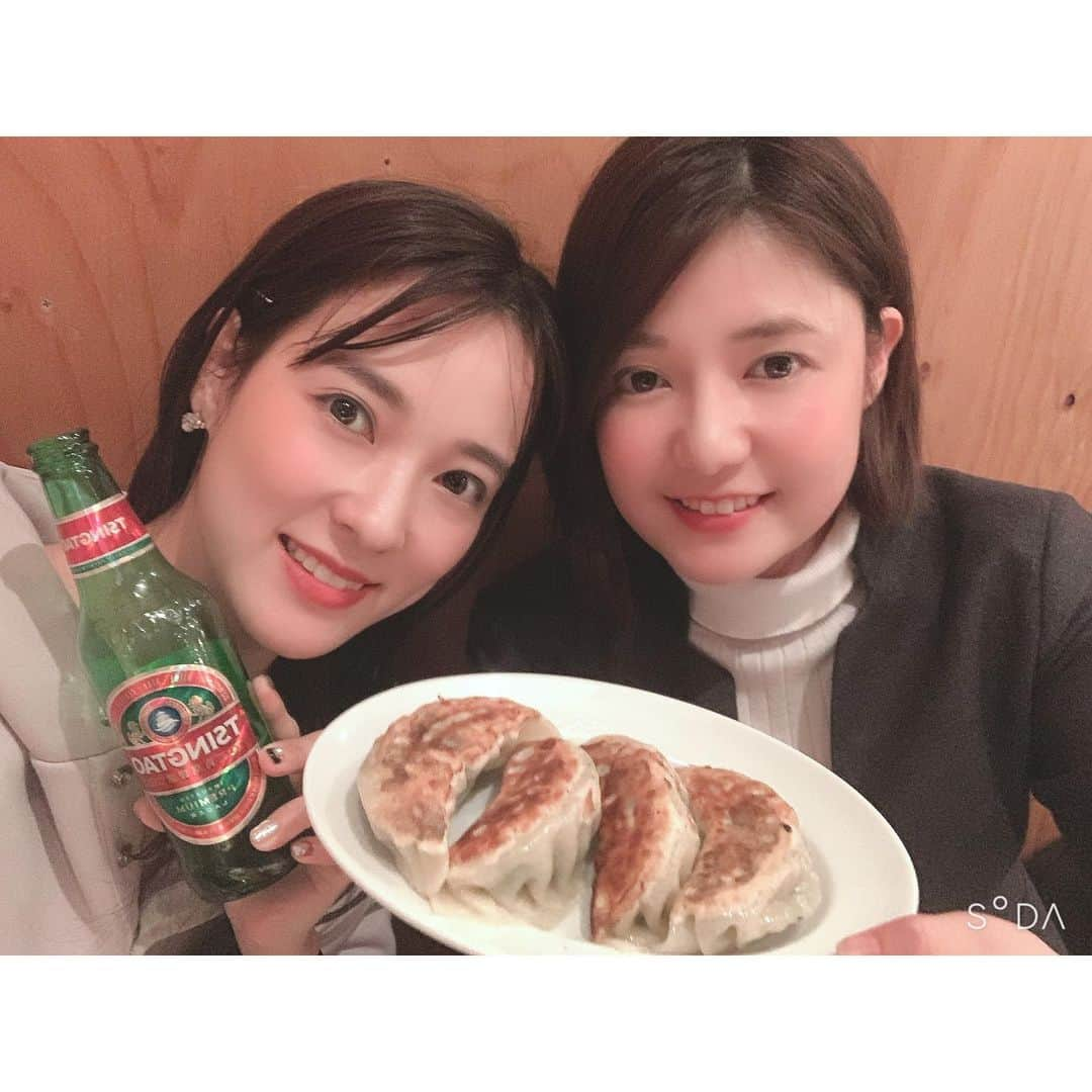 奈津子さんのインスタグラム写真 - (奈津子Instagram)「今週は外でも家でもひたすら餃子を食べております。回った店もそろそろ200店舗にいくよ🥟🥟🥟食べる程に発見があるし愛が深まる、餃子の尊みよ🥟🥟🥟また餃子本の企画もやりたいな〜💕頭につけてるのは青島ビールの髪飾り。 ・ #家電 #家電好き #家電女優 #奈津子 #餃子　#餃子パーティー #餃子女子 #餃子部 #青島ビール」12月11日 9時29分 - natsuko_kaden