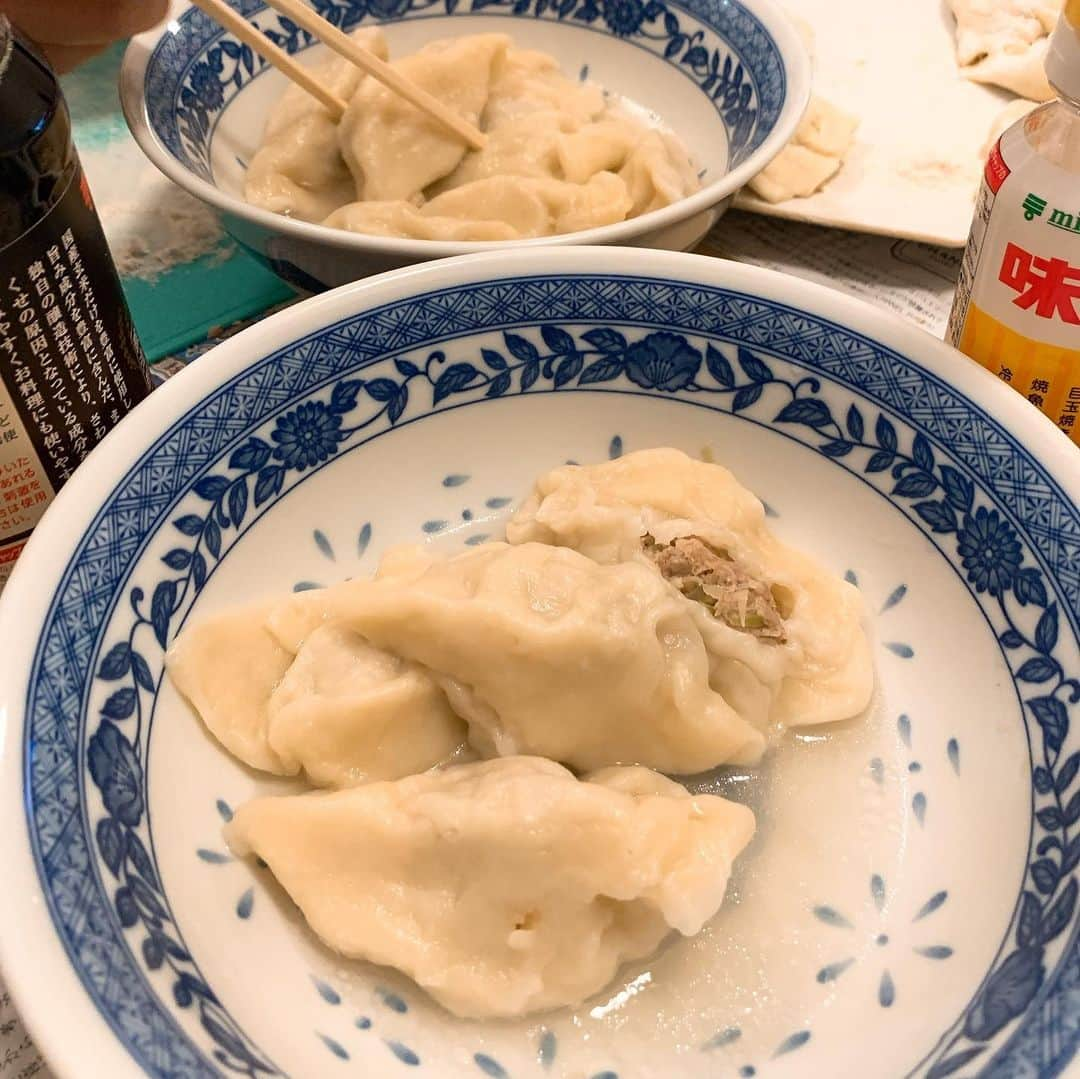 奈津子さんのインスタグラム写真 - (奈津子Instagram)「今週は外でも家でもひたすら餃子を食べております。回った店もそろそろ200店舗にいくよ🥟🥟🥟食べる程に発見があるし愛が深まる、餃子の尊みよ🥟🥟🥟また餃子本の企画もやりたいな〜💕頭につけてるのは青島ビールの髪飾り。 ・ #家電 #家電好き #家電女優 #奈津子 #餃子　#餃子パーティー #餃子女子 #餃子部 #青島ビール」12月11日 9時29分 - natsuko_kaden