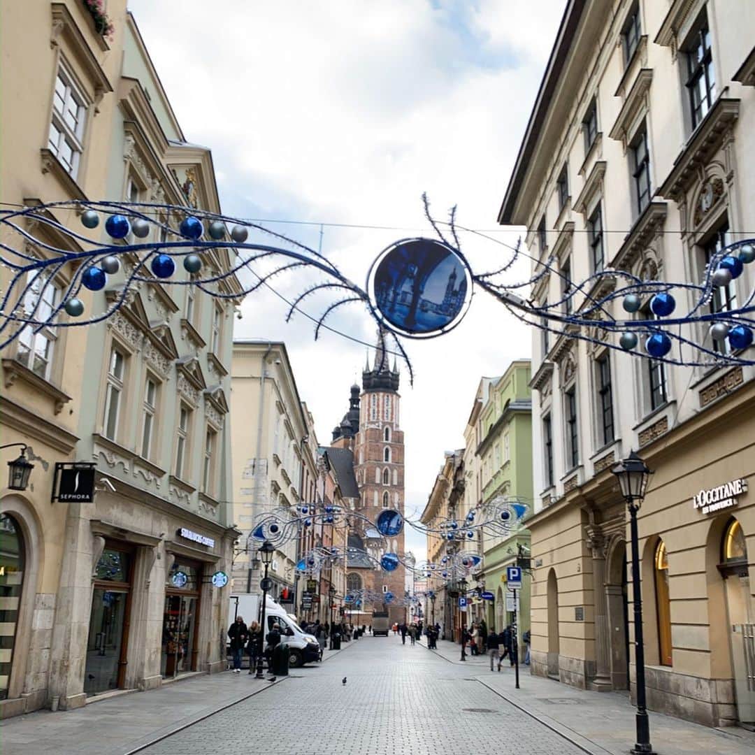 早川茉希さんのインスタグラム写真 - (早川茉希Instagram)「【Krakow in Poland🇵🇱】 ・ ３日目は４時半起きで一日ツアーに参加！ 列車でポーランドの古都#クラクフ へ移動しました🛤  ホームで日本人ガイドのアキさんが待ってくれていてご挨拶💁‍♀️ オフシーズンだからか、参加者は私たちのみ！ 街を歩きながら人気のチョコレート屋さんや オススメのポーリッシュチーズ、 伝統のドーナツなどを自由に楽しめました☺️ ・ ふとした話から、なんとアキさんが群馬出身で、 同じ前橋女子高校出身だと分かり二人で大興奮‼️🤣 まさかポーランドで同郷の先輩に会えるなんて🥺🌸 ・ 留学がきっかけでポーランドに魅せられ 移住して20年になるのだそう。 何を質問しても数字を使って 詳細に返してくれるプロフェッショナル！ 話を聴くのが好きなので取材ばりに質問しました😂  ポーランドは、確かに興味深い国✨ 123年間もの間、国家が消滅した歴史があり、 国民の約97%がポーランド人（そしてナチュラル美人多し）、 EU加盟国ですが、ズロチという通貨を使っています。 （ギリシャ危機を経験しているから） ・ 「日本の京都」と言われる歴史あるクラクフは、 #世界遺産 にも登録されている美しい街😊 ホテルも多いので、ゆっくり滞在するのも良さそうでした✨  私たちは、アキさんと車に乗り一番の目的地へ…  #krakow #krakow_gram #poland #lovepoland #travel #europe #クラクフ観光 #ポーランド旅行 #ヨーロッパ旅行 #ヨーロッパ #タビジョ #旅行好きな人と繋がりたい #女子旅 #古都 #一つ一つのスポットに歴史あり #ガイドさんがいると何倍も面白い #前女 #こんなところに群馬仲間 #聖マリア教会 #毎時トランペットを吹く🎺 #700年以上続いています」12月11日 9時39分 - maki_hayakawa