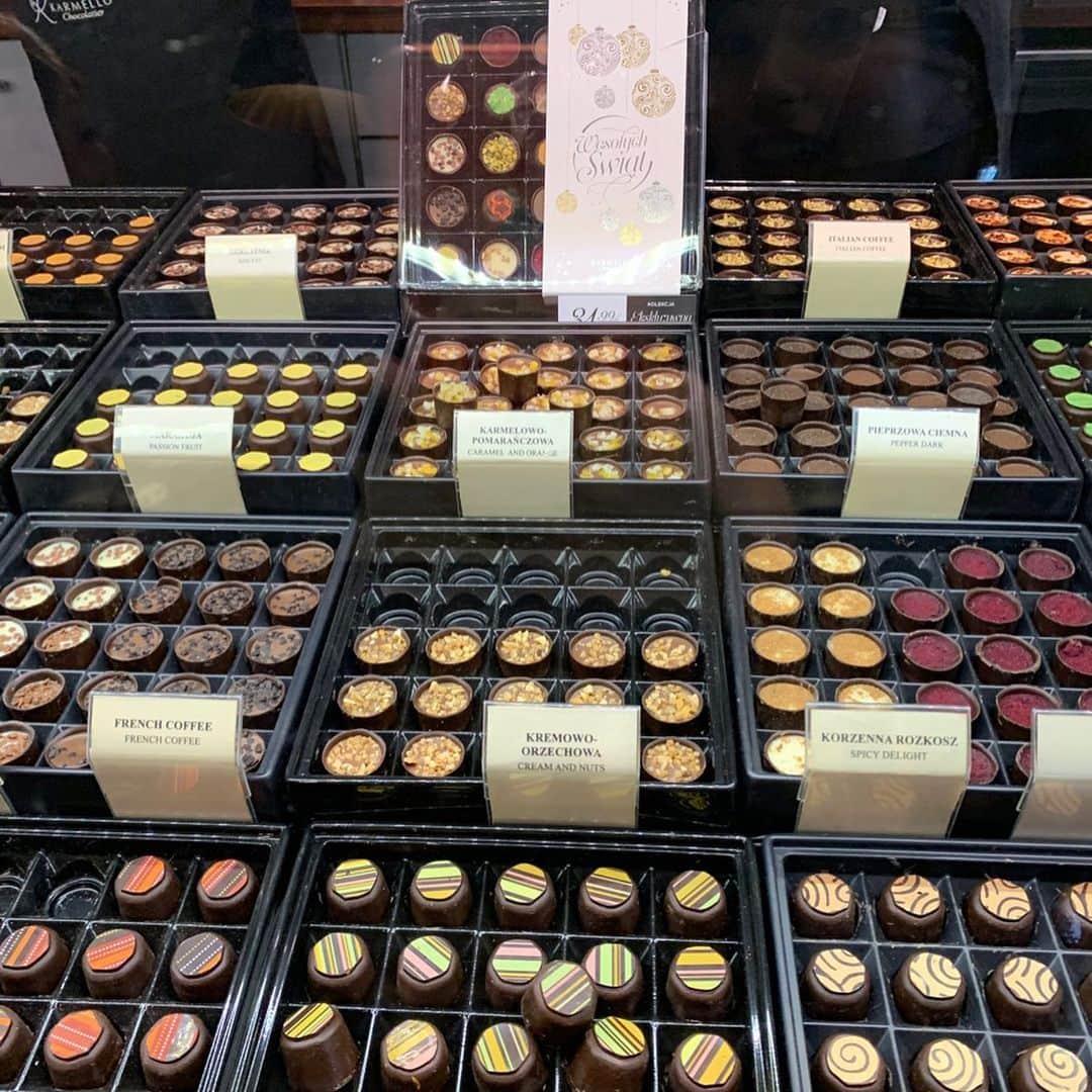 早川茉希さんのインスタグラム写真 - (早川茉希Instagram)「【Krakow in Poland🇵🇱】 ・ ３日目は４時半起きで一日ツアーに参加！ 列車でポーランドの古都#クラクフ へ移動しました🛤  ホームで日本人ガイドのアキさんが待ってくれていてご挨拶💁‍♀️ オフシーズンだからか、参加者は私たちのみ！ 街を歩きながら人気のチョコレート屋さんや オススメのポーリッシュチーズ、 伝統のドーナツなどを自由に楽しめました☺️ ・ ふとした話から、なんとアキさんが群馬出身で、 同じ前橋女子高校出身だと分かり二人で大興奮‼️🤣 まさかポーランドで同郷の先輩に会えるなんて🥺🌸 ・ 留学がきっかけでポーランドに魅せられ 移住して20年になるのだそう。 何を質問しても数字を使って 詳細に返してくれるプロフェッショナル！ 話を聴くのが好きなので取材ばりに質問しました😂  ポーランドは、確かに興味深い国✨ 123年間もの間、国家が消滅した歴史があり、 国民の約97%がポーランド人（そしてナチュラル美人多し）、 EU加盟国ですが、ズロチという通貨を使っています。 （ギリシャ危機を経験しているから） ・ 「日本の京都」と言われる歴史あるクラクフは、 #世界遺産 にも登録されている美しい街😊 ホテルも多いので、ゆっくり滞在するのも良さそうでした✨  私たちは、アキさんと車に乗り一番の目的地へ…  #krakow #krakow_gram #poland #lovepoland #travel #europe #クラクフ観光 #ポーランド旅行 #ヨーロッパ旅行 #ヨーロッパ #タビジョ #旅行好きな人と繋がりたい #女子旅 #古都 #一つ一つのスポットに歴史あり #ガイドさんがいると何倍も面白い #前女 #こんなところに群馬仲間 #聖マリア教会 #毎時トランペットを吹く🎺 #700年以上続いています」12月11日 9時39分 - maki_hayakawa