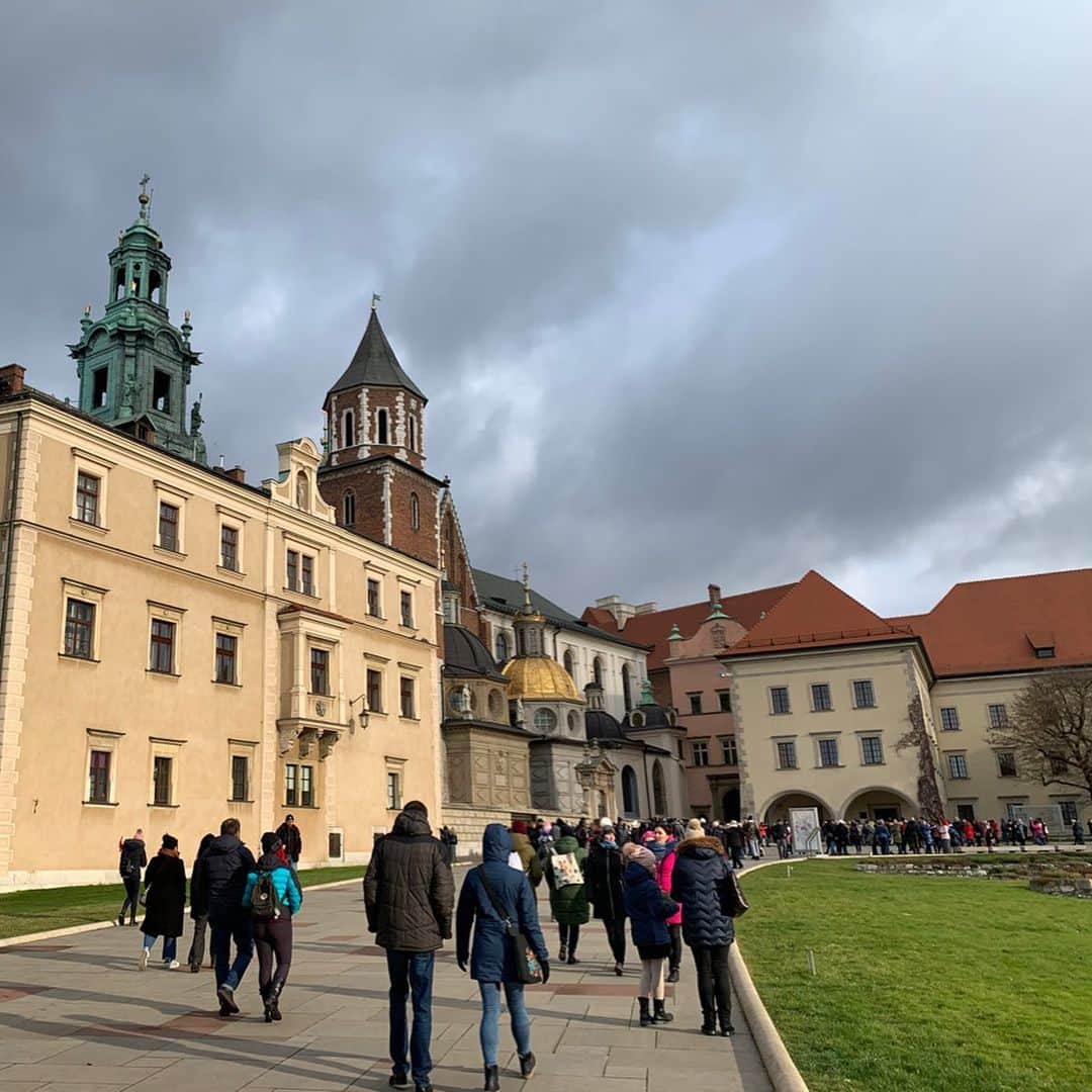 早川茉希さんのインスタグラム写真 - (早川茉希Instagram)「【Krakow in Poland🇵🇱】 ・ ３日目は４時半起きで一日ツアーに参加！ 列車でポーランドの古都#クラクフ へ移動しました🛤  ホームで日本人ガイドのアキさんが待ってくれていてご挨拶💁‍♀️ オフシーズンだからか、参加者は私たちのみ！ 街を歩きながら人気のチョコレート屋さんや オススメのポーリッシュチーズ、 伝統のドーナツなどを自由に楽しめました☺️ ・ ふとした話から、なんとアキさんが群馬出身で、 同じ前橋女子高校出身だと分かり二人で大興奮‼️🤣 まさかポーランドで同郷の先輩に会えるなんて🥺🌸 ・ 留学がきっかけでポーランドに魅せられ 移住して20年になるのだそう。 何を質問しても数字を使って 詳細に返してくれるプロフェッショナル！ 話を聴くのが好きなので取材ばりに質問しました😂  ポーランドは、確かに興味深い国✨ 123年間もの間、国家が消滅した歴史があり、 国民の約97%がポーランド人（そしてナチュラル美人多し）、 EU加盟国ですが、ズロチという通貨を使っています。 （ギリシャ危機を経験しているから） ・ 「日本の京都」と言われる歴史あるクラクフは、 #世界遺産 にも登録されている美しい街😊 ホテルも多いので、ゆっくり滞在するのも良さそうでした✨  私たちは、アキさんと車に乗り一番の目的地へ…  #krakow #krakow_gram #poland #lovepoland #travel #europe #クラクフ観光 #ポーランド旅行 #ヨーロッパ旅行 #ヨーロッパ #タビジョ #旅行好きな人と繋がりたい #女子旅 #古都 #一つ一つのスポットに歴史あり #ガイドさんがいると何倍も面白い #前女 #こんなところに群馬仲間 #聖マリア教会 #毎時トランペットを吹く🎺 #700年以上続いています」12月11日 9時39分 - maki_hayakawa
